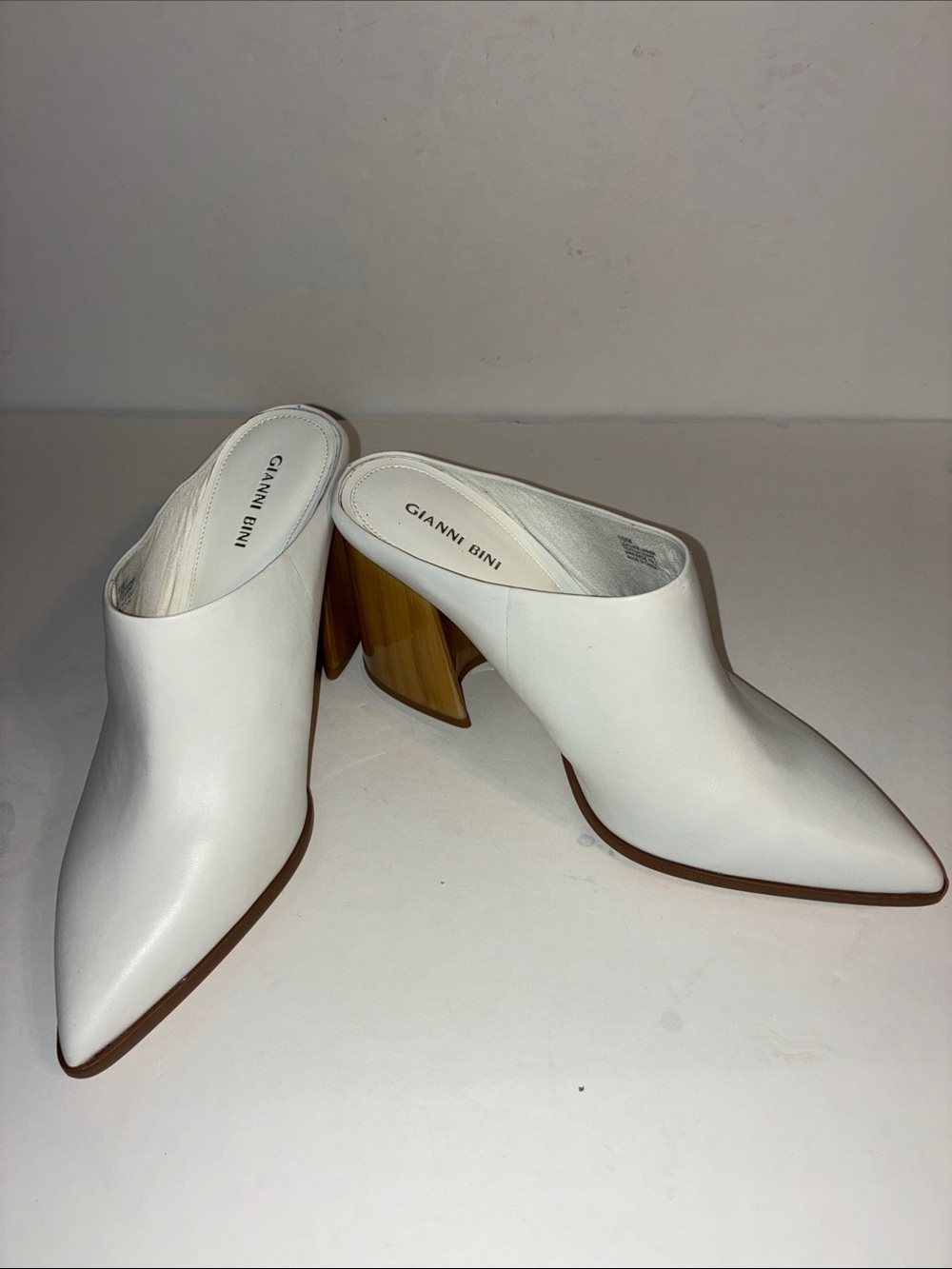 Gianni Bini, Women’s 10, White Leather Mule